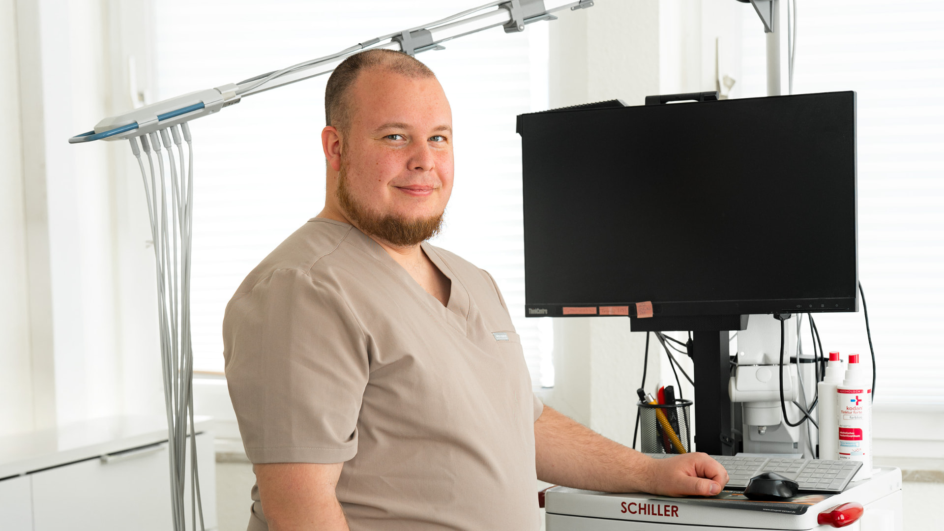 Medizinische Fachangestellte für Funktionsdiagnostik am EKG-Gerät in der Hausarztpraxis Mainz