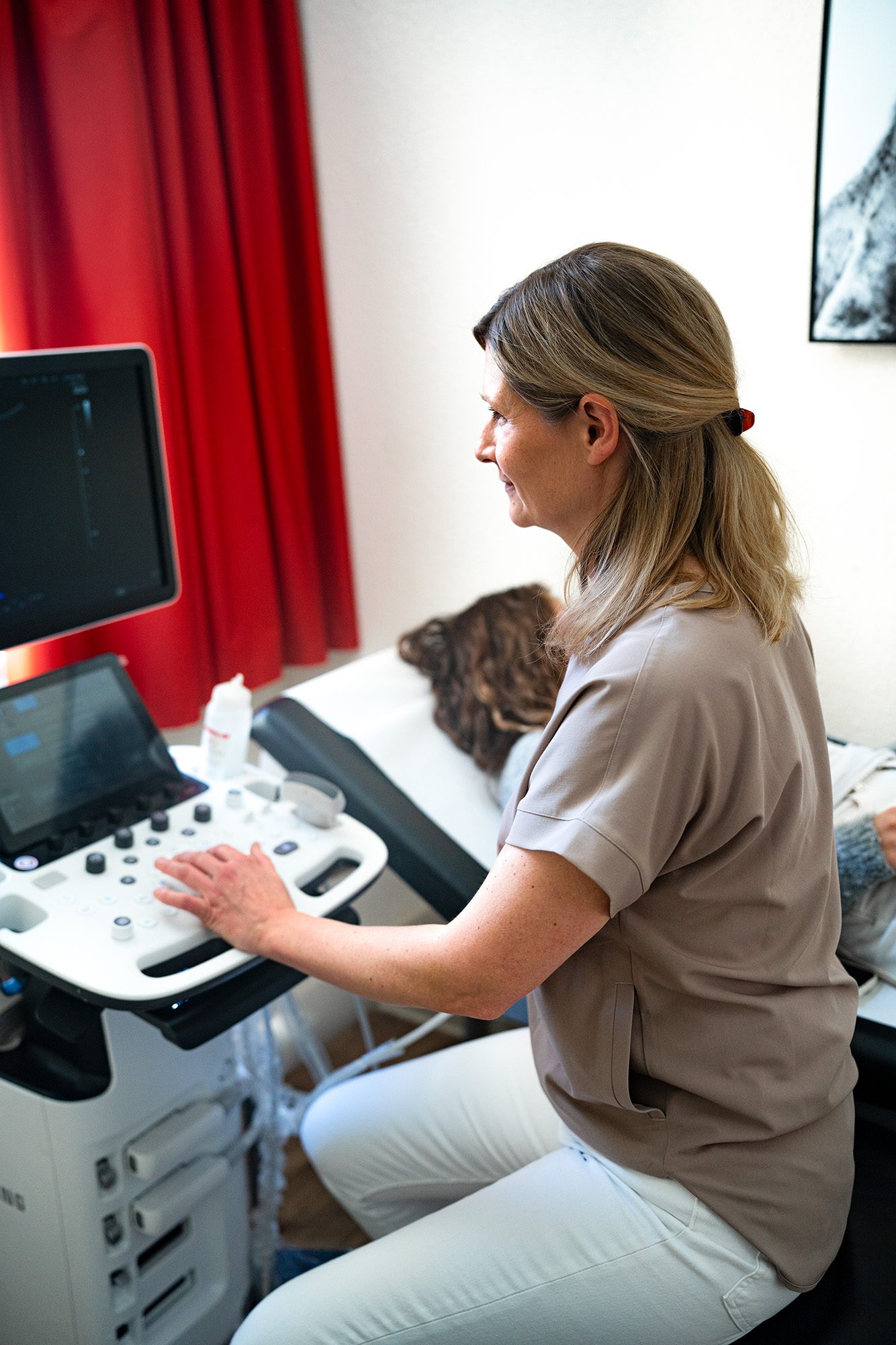 Meike Krähnke, Fachärztin für Innere Medizin, bei einer Ultraschall-Untersuchung in der Hausarztpraxis Jochen Wolf am Schillerplatz in Mainz