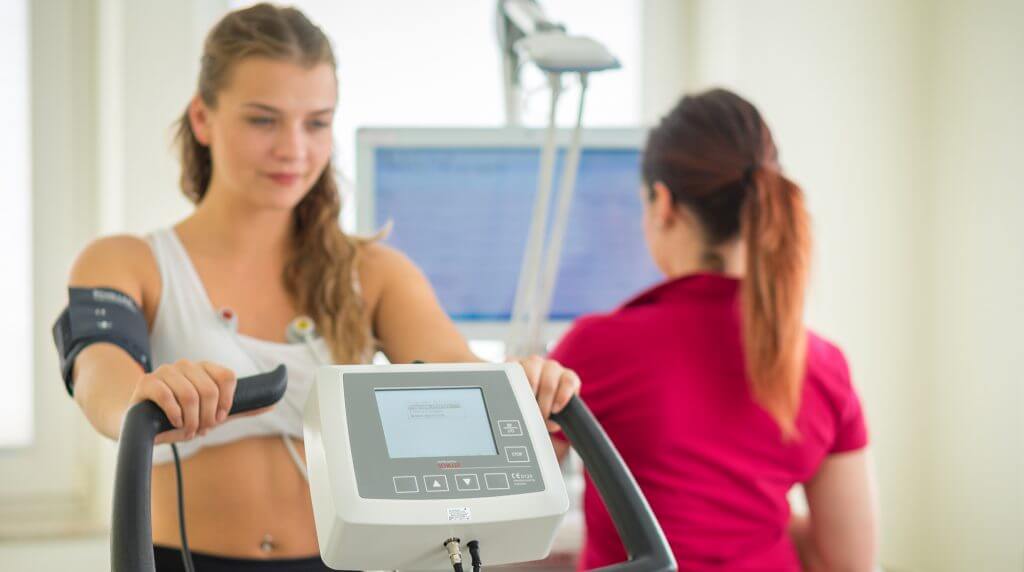 Belastungs-EKG auf dem Ergometer in der sportmedizinischen Praxis Jochen Wolf am Schillerplatz in Mainz