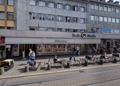 Außenansicht der Praxis Jochen Wolf & Kollegen in der Schillerstraße, Mainz, oberhalb der Europa-Apotheke