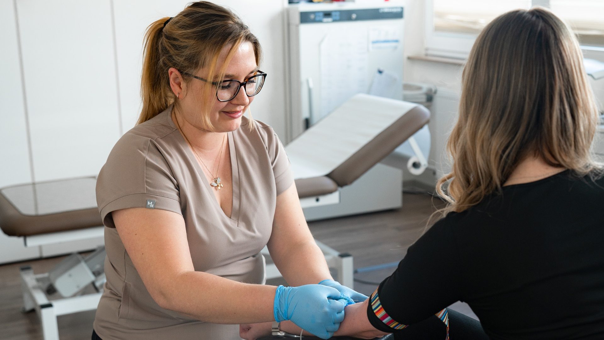 Sarah Heil, Medizinische Fachangestellte, bei der Blutabnahme im Praxislabor in Mainz