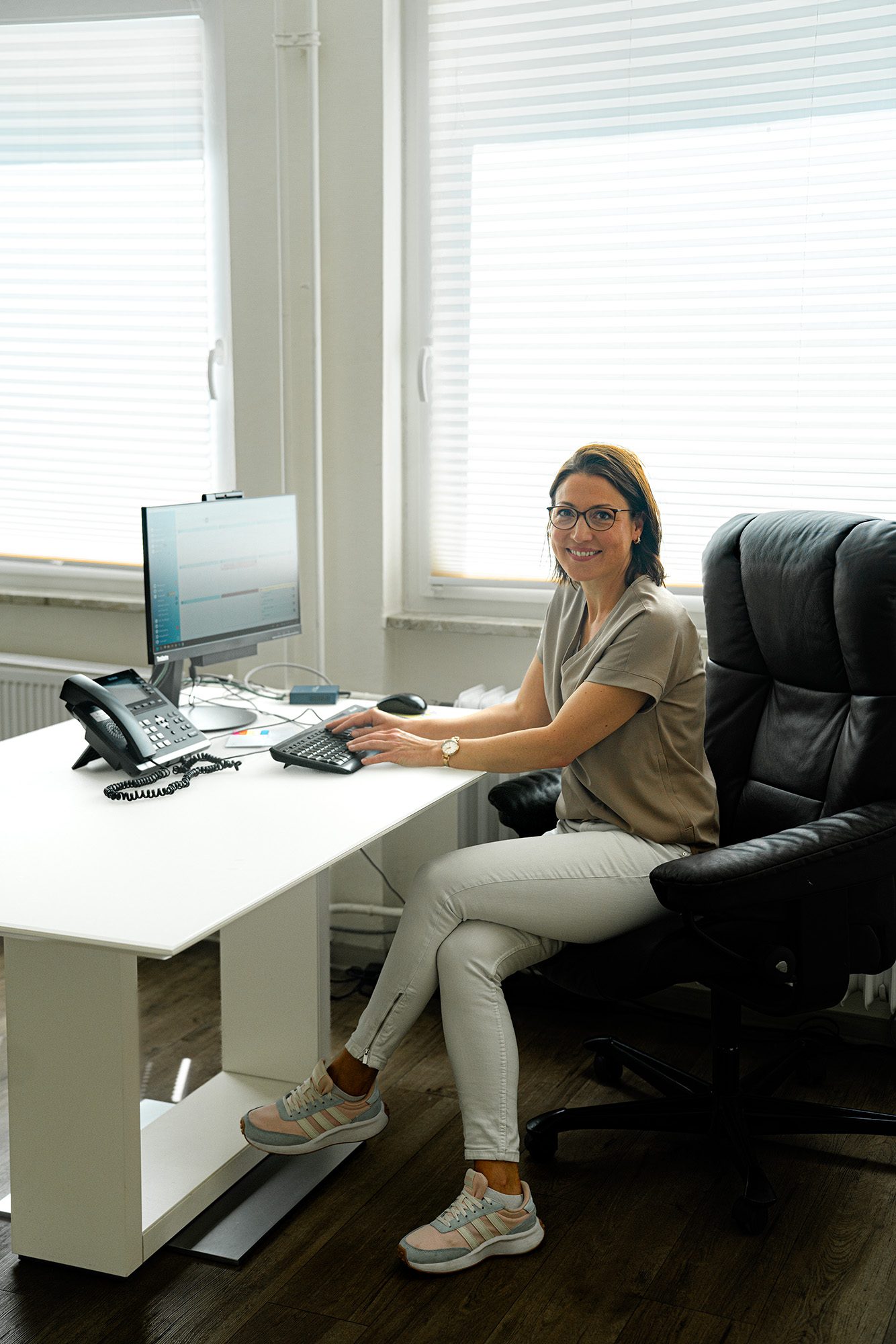 Dr. med. Kristina Tempel im Sprechzimmer der Praxis am Schillerplatz in Mainz