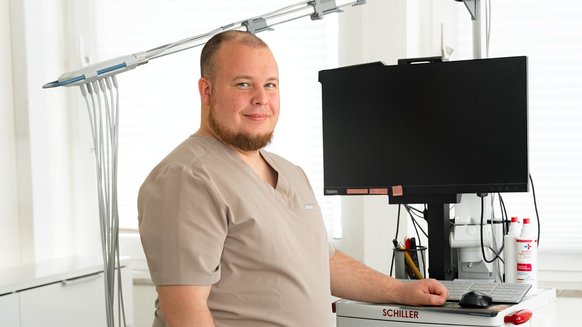 Medizinische Fachangestellte für Funktionsdiagnostik am EKG-Gerät in der Hausarztpraxis Mainz